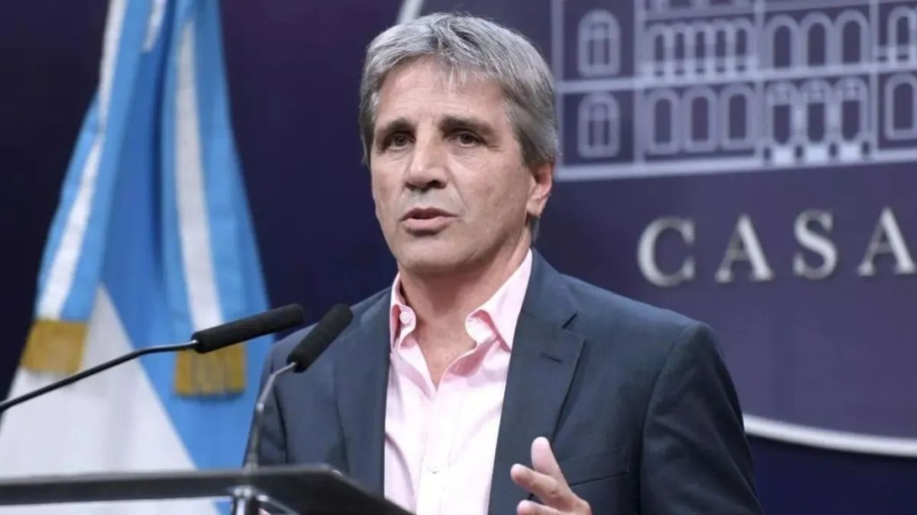 Luis Caputo anunci&oacute; una flexibilizaci&oacute;n en los cr&eacute;ditos en d&oacute;lares para las empresas