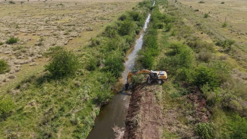 El Ni&ntilde;o: Santa Fe avanza con la limpieza de 259 kil&oacute;metros de canales en el norte provincial