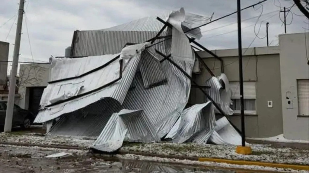 Granizo, destrozos y techos volados: las impactantes im&aacute;genes del temporal que azot&oacute; Las Rosas