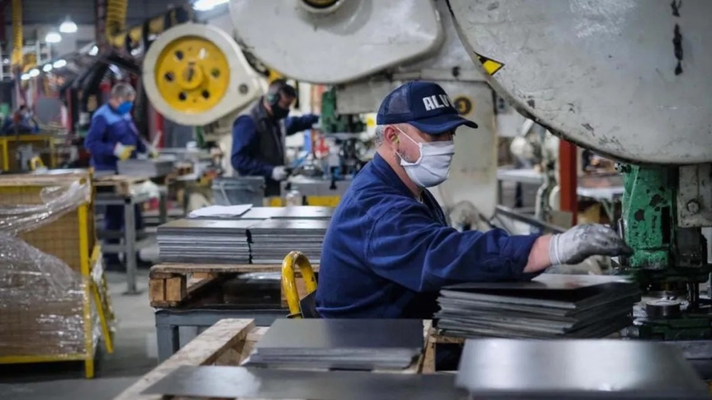 Industria en Santa Fe: qu&eacute; sectores resisten y cu&aacute;les son los m&aacute;s golpeados por la crisis