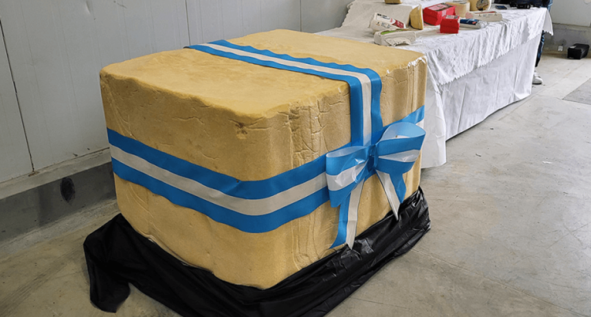 Un gigante l&aacute;cteo: en Villa Mar&iacute;a presentaron un queso de 1.000 kilos, r&eacute;cord en Latinoam&eacute;rica