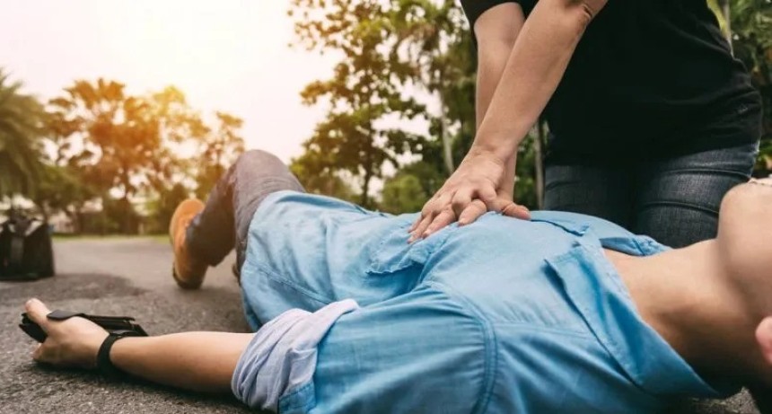 Una escena incre&iacute;ble en Rosario: le hac&iacute;a RCP a un hombre que hab&iacute;a muerto en la calle y le rob&oacute; la billetera