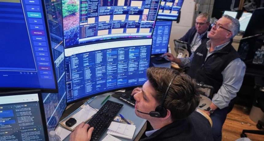 Wall Street cae y el petr&oacute;leo sube ante el estancamiento de las negociaciones entre EE.UU. e Ir&aacute;n