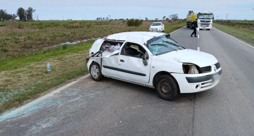 Fuerte accidente en la Ruta Nacional 11: investigan si un auto volc&oacute; por intentar esquivar un pozo