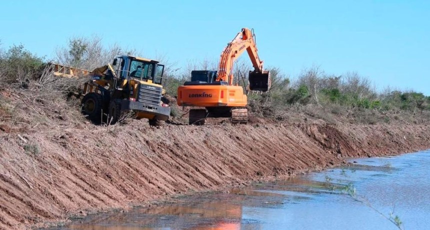 Realizan trabajos de desobstrucci&oacute;n y perfilado en el canal madre de A&ntilde;atuya