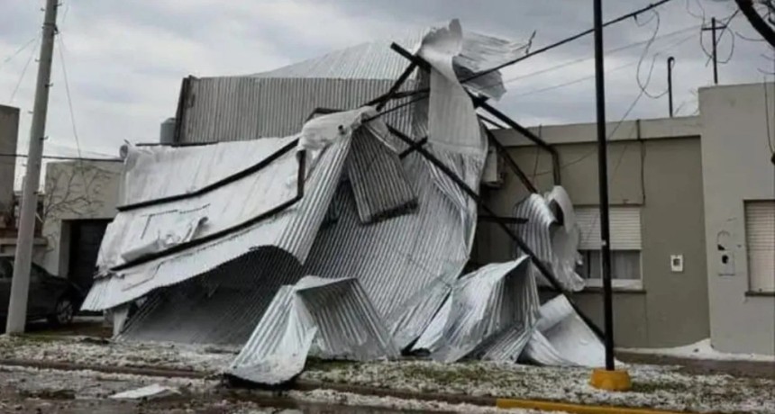 Granizo, destrozos y techos volados: las impactantes im&aacute;genes del temporal que azot&oacute; Las Rosas