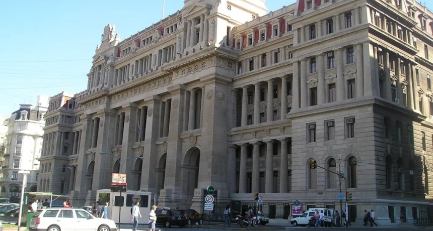 Condenaron a un secretario judicial por 