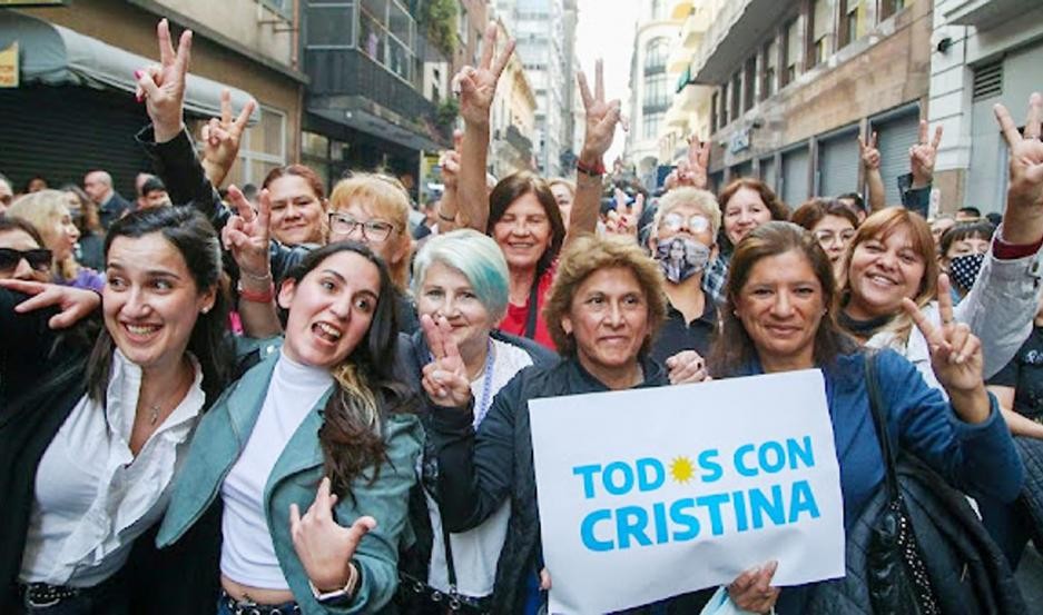 Militantes del FdT cumplen el décimo día de vigilia frente a la casa de Cristina Fernández