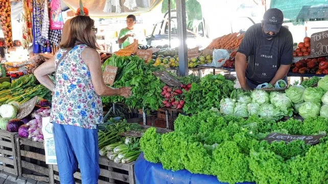 En agosto, el consumidor pagó 6 veces más de lo que cobró el productor de frutas y verduras