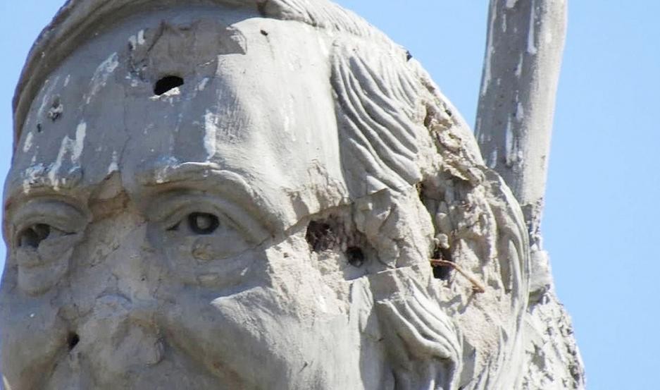 Vandalizaron un monumento a Néstor Kirchner: lo atacaron a balazos