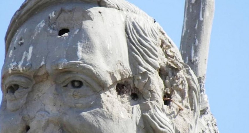 Vandalizaron un monumento a Néstor Kirchner: lo atacaron a balazos