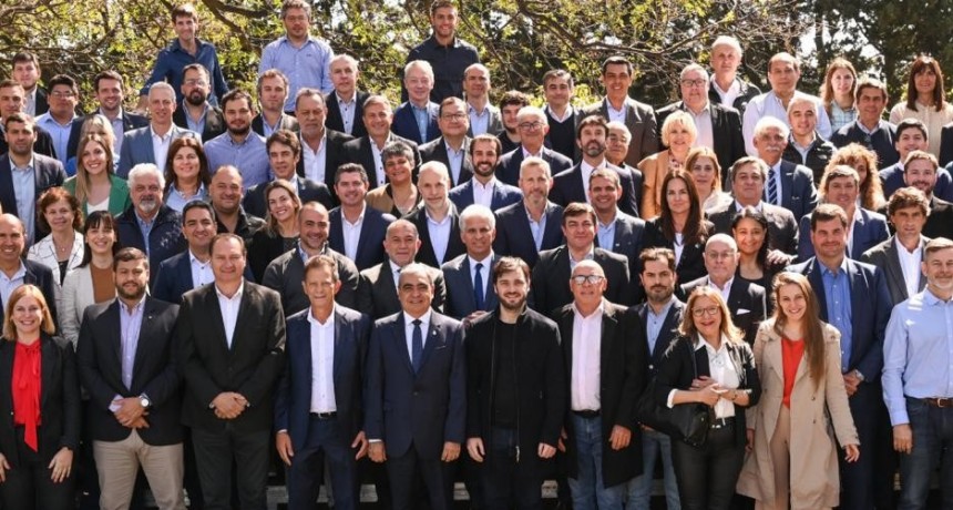 Dirigentes de Santiago junto a Rodríguez Larreta en el lanzamiento de “Prepararse para gobernar un país federal”