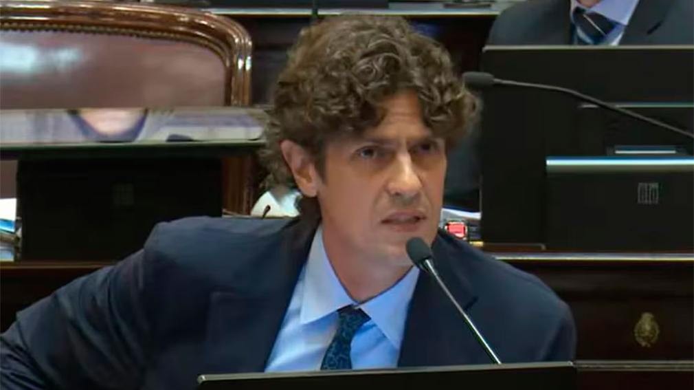 Martín Lousteau acusó a los diputados radicales de “traicionar a los jubilados a cambio de beneficios personales”