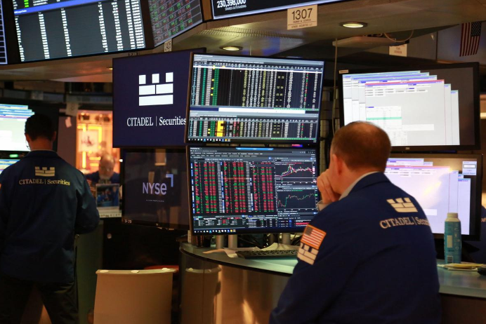 El riesgo país se acerca a los 900 puntos en medio de la tensión financiera