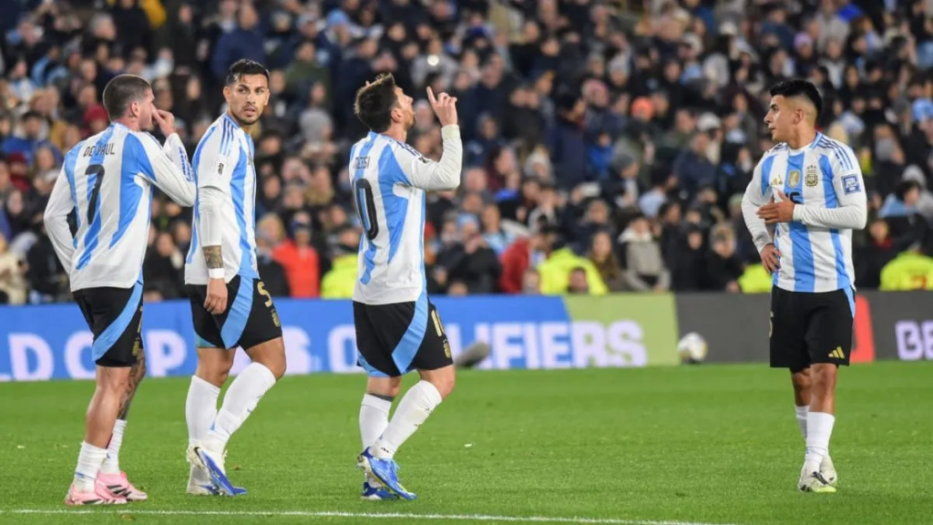 Messi tuvo su último baile Monumental, en una noche plagada de goles y emoción hasta las lágrimas