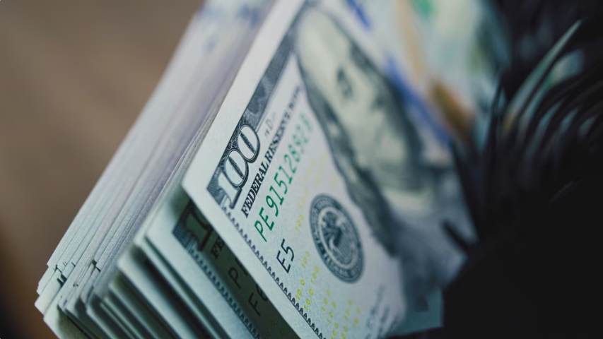 Tras la derrota electoral del Gobierno se esperan presiones sobre el dólar, los bonos y el riesgo país