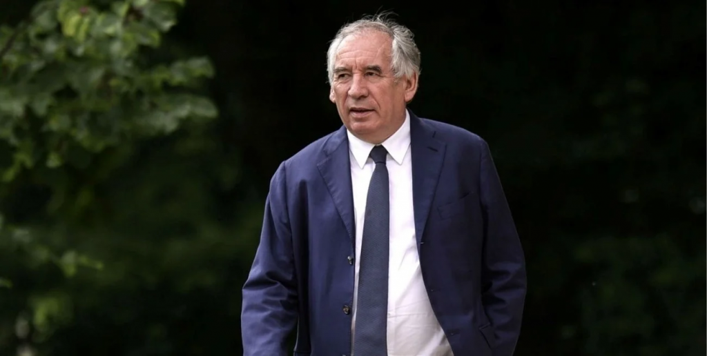Francia en crisis: renuncia el primer ministro tras perder el voto de confianza y Macron busca reemplazo
