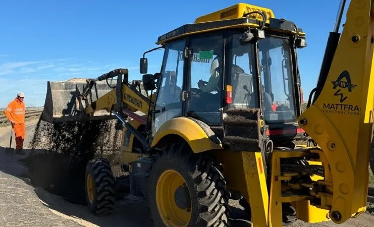 Conocé al empresario que tapó baches con una retropala