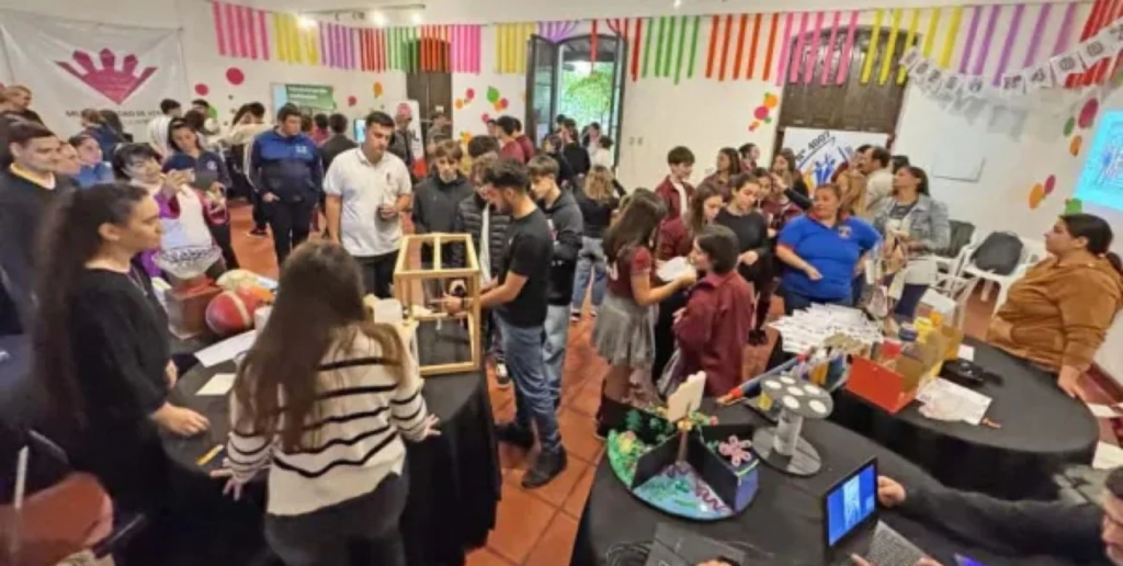 Exitosa Feria de las Carreras Verenses: gran participación de jóvenes y amplia oferta educativa