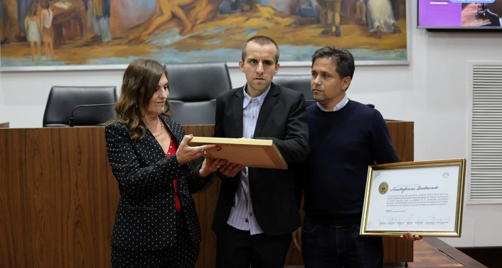 El Concejo distinguió como Santafesino Destacado a Bruno, el joven ciego que abrió camino en la ingeniería