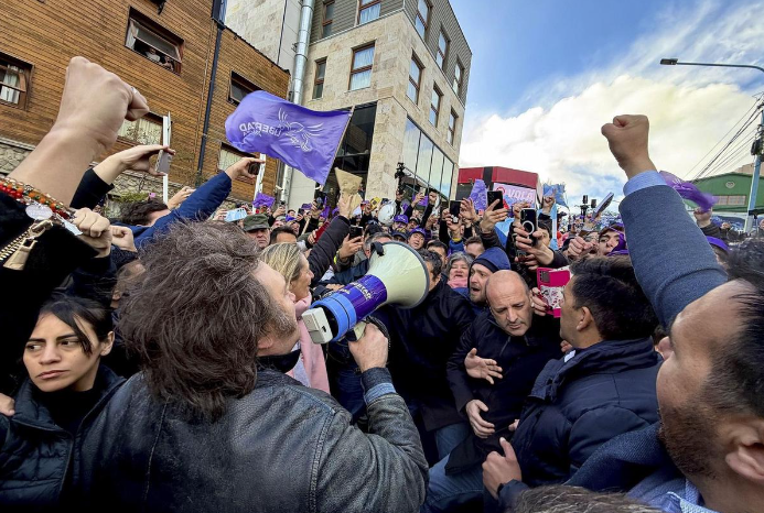 Milei llevó la campaña a Ushuaia, pero suspendió caminata por fuertes protestas