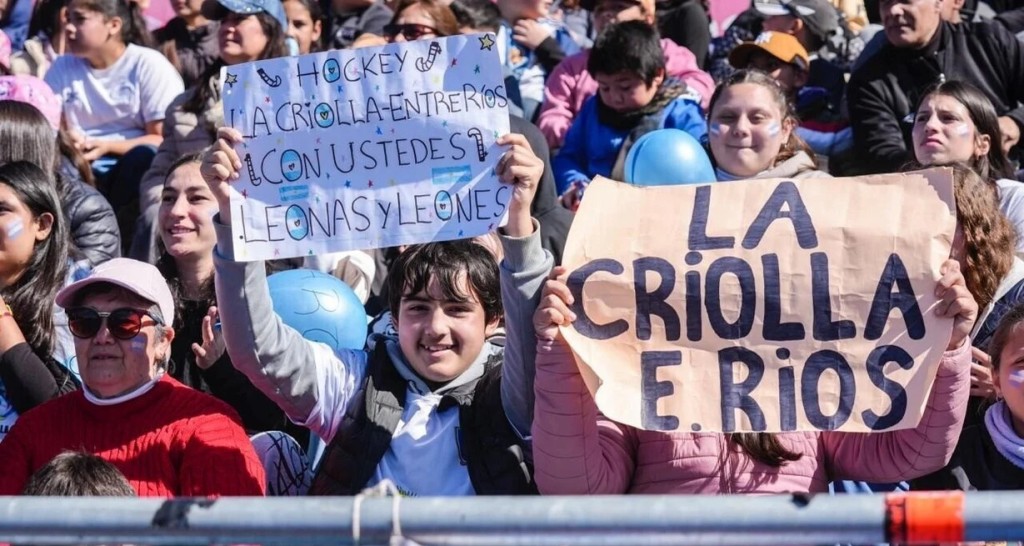 La emoci&oacute;n de chicos de Concordia al ver a Las Leonas por primera vez en los Juegos Suramericanos