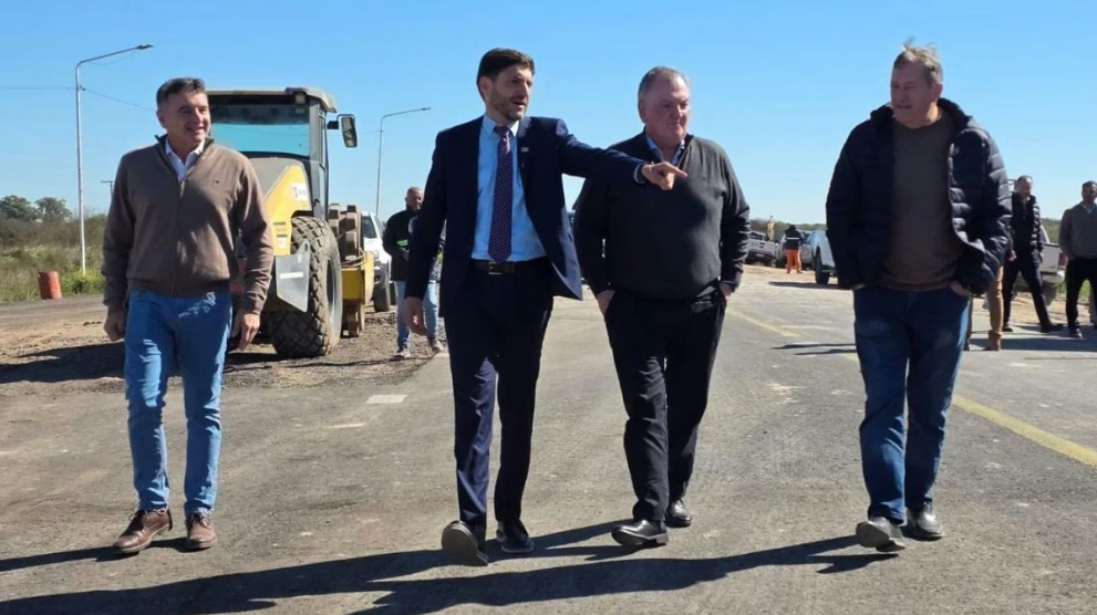 El gobernador Pullaro y el senador Michlig recorrieron la etapa final de la obra del puente sobre el arroyo San Antonio