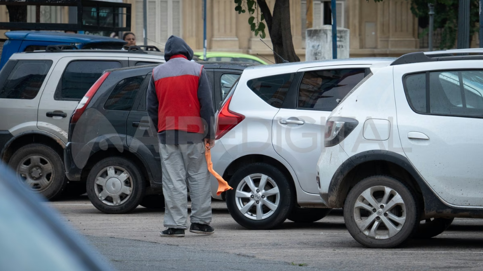 Cuidacoches en Santa Fe: tras meses de debate, el Senado aprob&oacute; la ley que castiga la actividad