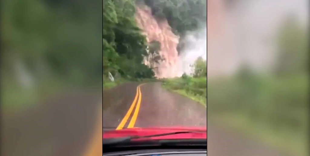 Por las fuertes tormentas se form&oacute; una cascada sobre una ruta del sur de Brasil