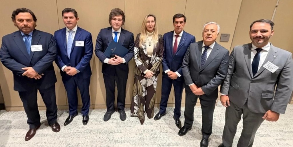 Milei va a Par&iacute;s con 12 gobernadores, en busca de inversiones y acuerdos