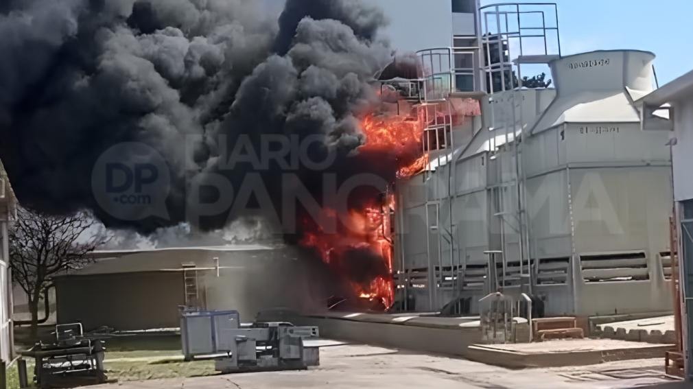 VIDEO | Alarma en una f&aacute;brica de La Banda: se incendiaron las torres de enfriamiento de Coteminas