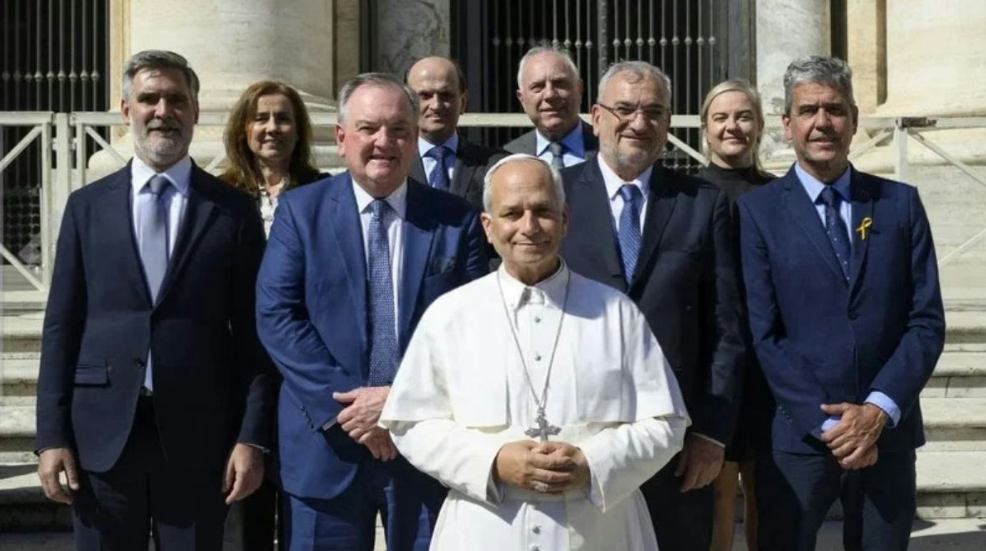 Una delegaci&oacute;n del Senado provincial se encontr&oacute; con Le&oacute;n XIV, que traslad&oacute; "un c&aacute;lido saludo y bendiciones" al pueblo santafesino
