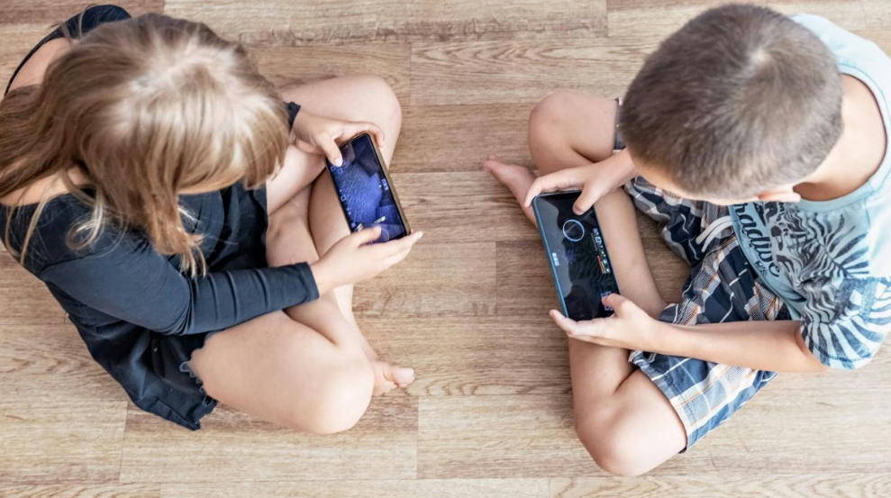 M&aacute;s de 600 familias de Santa Fe se unen para postergar el celular y las redes sociales en sus hijos