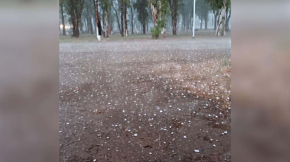 VIDEO | La tormenta sorprendi&oacute; al interior de Santiago con una fuerte ca&iacute;da de granizo