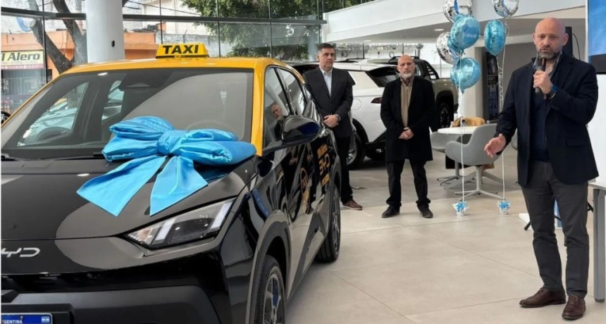 Rosario incorpor&oacute; el primer taxi el&eacute;ctrico: c&oacute;mo es y qu&eacute; financiamiento ofrecen