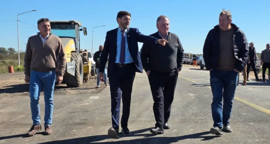 El gobernador Pullaro y el senador Michlig recorrieron la etapa final de la obra del puente sobre el arroyo San Antonio