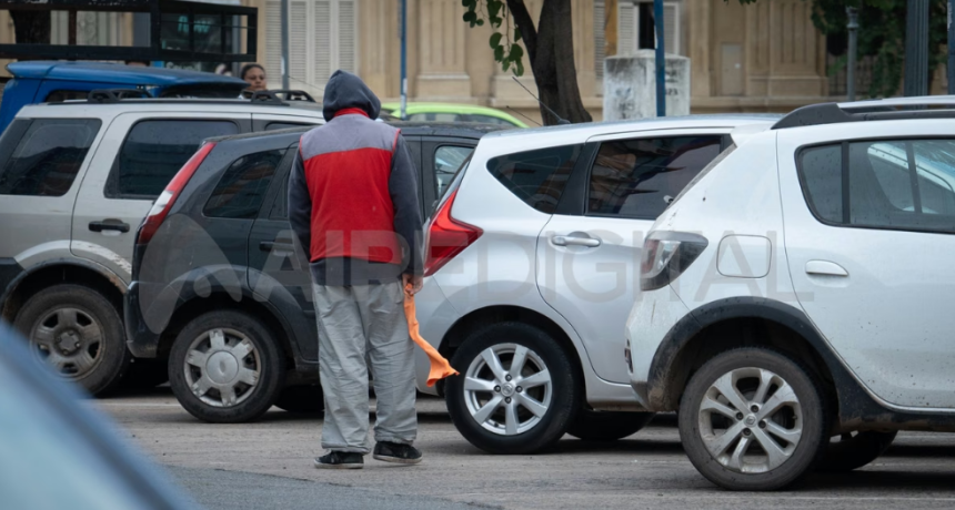 Cuidacoches en Santa Fe: tras meses de debate, el Senado aprob&oacute; la ley que castiga la actividad