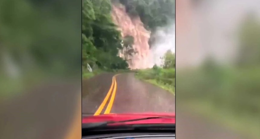 Por las fuertes tormentas se form&oacute; una cascada sobre una ruta del sur de Brasil