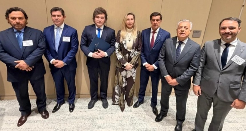 Milei va a Par&iacute;s con 12 gobernadores, en busca de inversiones y acuerdos