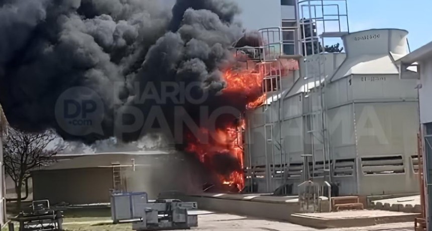 VIDEO | Alarma en una f&aacute;brica de La Banda: se incendiaron las torres de enfriamiento de Coteminas