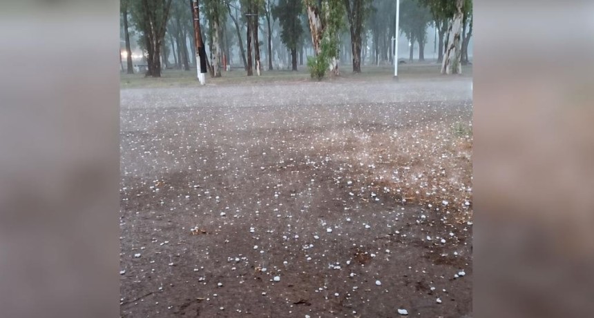 VIDEO | La tormenta sorprendi&oacute; al interior de Santiago con una fuerte ca&iacute;da de granizo