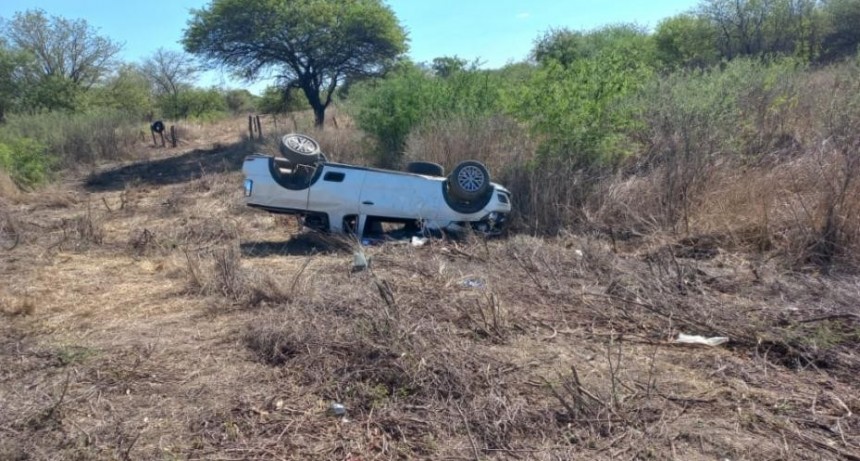 Violento vuelco en la Ruta 92: perdió el control y terminó con su camioneta en la zona montuosa