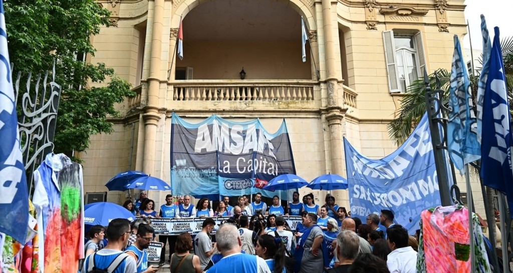 Paritaria, titularizaciones y traslados son los pedidos docentes en otra jornada de protesta