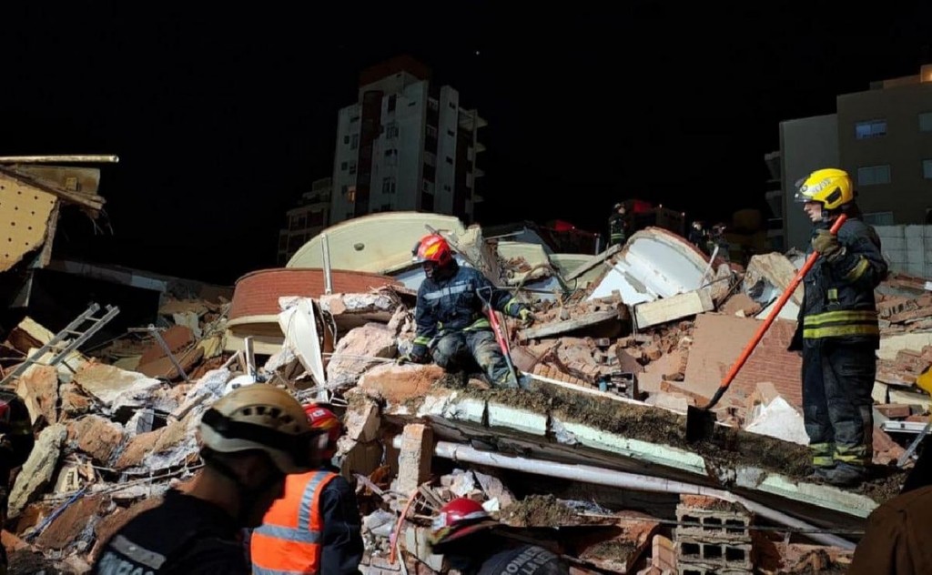 Se derrumbó un edificio en Villa Gesell: un jubilado muerto y 7 desaparecidos