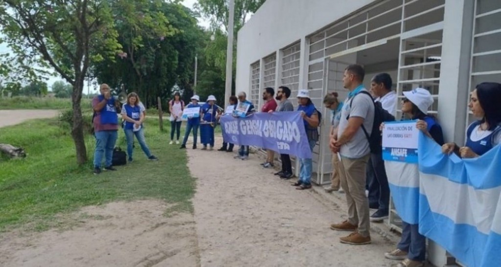 En reclamo por obras inconclusas: abrazaron a dos escuelas a las que asisten más de 300 alumnos