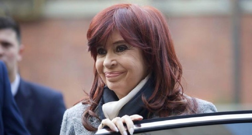 En el Día de la Lealtad, CFK chicaneó a Caputo y cruzó a gobernadores peronistas