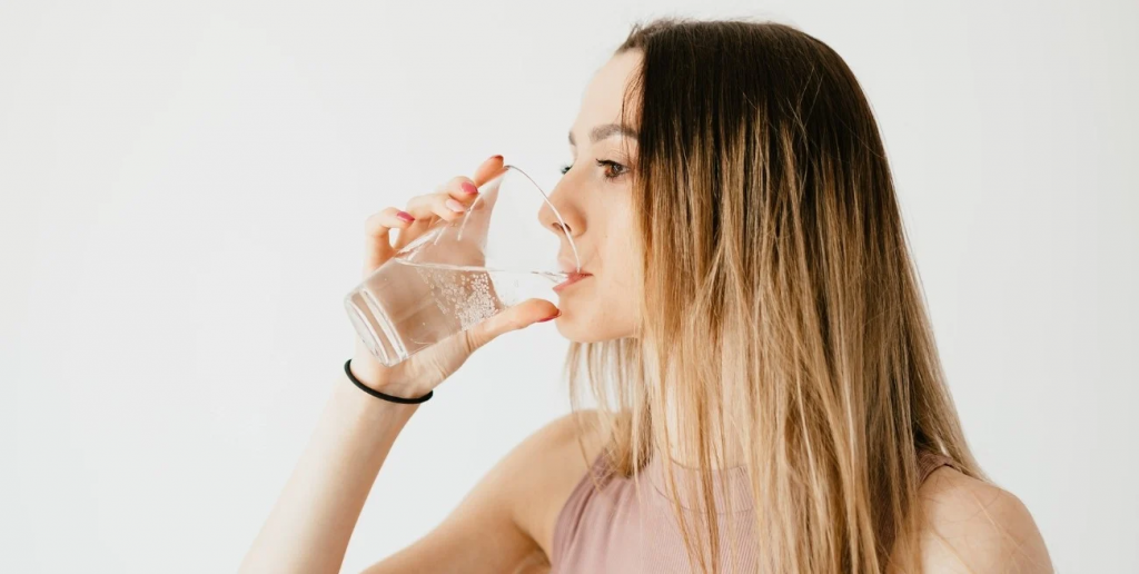 Cuáles son los beneficios de consumir agua con gas