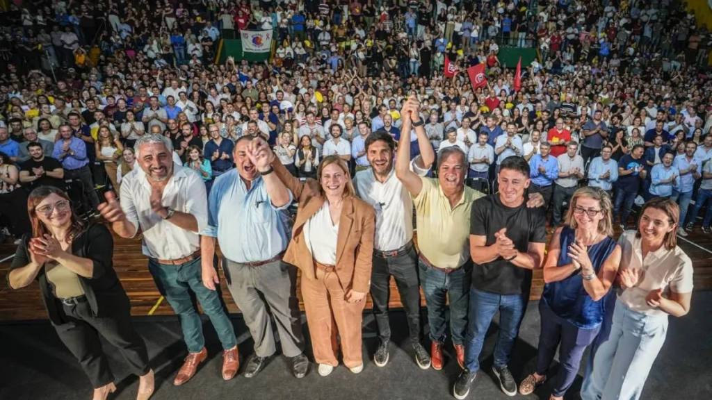 Maximiliano Pullaro y Gisela Scaglia cerraron la campaña de Provincias Unidas en la ciudad de Santa Fe