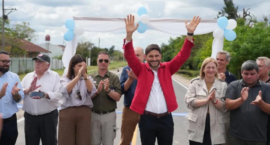 Con una travesía motoquera, Maximiliano Pullaro y Gisela Scaglia inauguraron la pavimentación de la ruta provincial N° 3