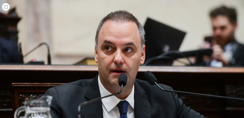 La Justicia comenz&oacute; a peritar las ocho billeteras de criptomonedas de Adorni